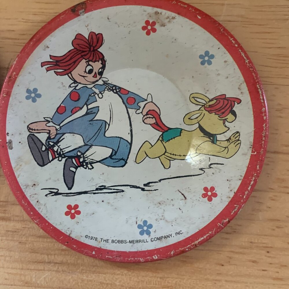 TOYS - 2 Vintage TIN LITHO 1978 Bobb Merrill RAGGEDY ANN play tea set plates - Picture 2 of 5